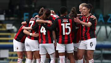Il Milan fa festa dopo la vittoria nel derby 
