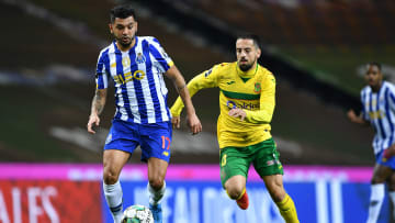 Jesús Corona controla un balón ante la marca del rival.