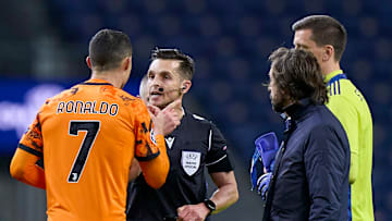Cristiano Ronaldo discute con l'arbitro al termine di Porto-Juventus