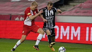 Rasmus Kristensen (l.) versucht Thomas Goiginger zu stoppen