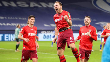 Rafael Czichos (m.) jubelt über seinen Treffer auf Schalke.