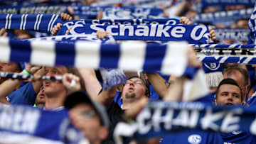 Die Fußball-Stadien sind allmählich wieder voller - wie hier auf Schalke