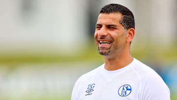 Schalke hat die neuen Heimtrikots für das Grammozis-Team vorgestellt