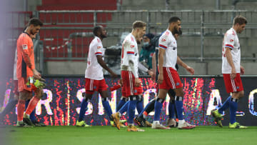 Die Derbyverlierer verlassen den Platz