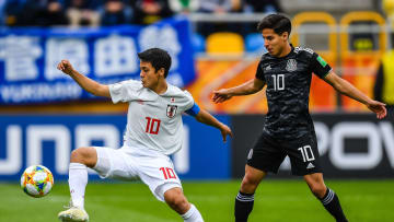 Diego Lainez enfrentando a Take Kubo en el Mundial Sub-17 de Polonia 2019