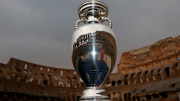 La coppa degli Europei nel Colosseo
