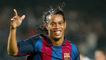 Ronaldinho debutó en el Barcelona con gol ante el Sevilla