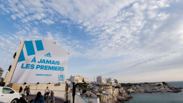 Façade à Marseille d'un maillot de l'OM. 