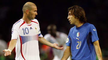 Zidane et Andrea Pirlo sont les derniers exemples les plus iconiques de joueurs devenus entraîneur.  
