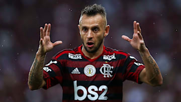 “Coisa que todo mundo está falando de financeira, não tem nada a ver”, disse Rafinha, em relação à desistência do Flamengo de contratá-lo. 