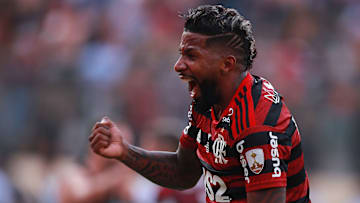 Rodinei volta ao Flamengo após um ano emprestado ao Internacional. Rodinei volta ao Flamengo após um ano emprestado ao Internacional.