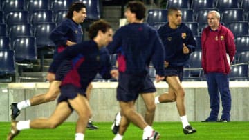 El FC Barcelona de Ferrer, entrenando para un partido de la temporada 2000/01.