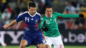 Cuauhtémoc Blanco en la pelea de un balón ante J.eremy Toulalan.