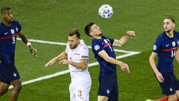 Clement Lenglet, à la lutte avec le Suisse Silvan Widmer