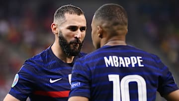 Karim Benzema et Kylian Mbappé avec l'Équipe de France. 