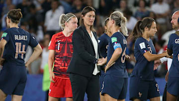 Entre Amandine Henry et Corinne Diacre, le temps des serrages de mains parait loin. 
