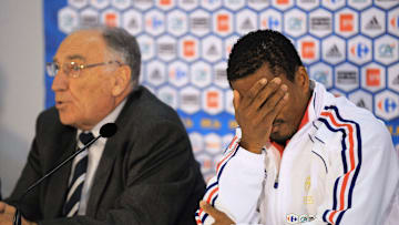 Evra lors de la conférence de presse de la "Taupe" après Knysna France's captain Patrice Evra (R) reacts