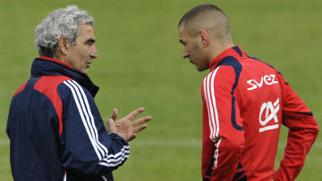 Raymond Domenech et Karim Benzema en Équipe de France. 