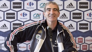 L'ancien sélectionneur des Bleus, Raymond Domench, lors d'une conférence de presse