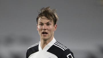Le joueur Lyonnais prêté à Fulham est très courtisé outre-Manche.