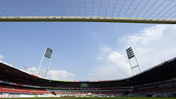 Die Augen richten sich gebannt aufs Bremer Weser-Stadion