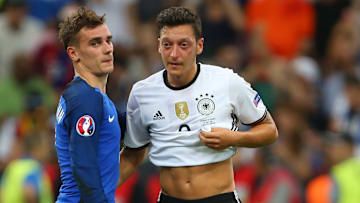Antoine Griezmann et Mesut Özil lors de l'Euro 2016.