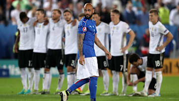 Beschämt trottet Zaza zu seiner Mannschaft zurück