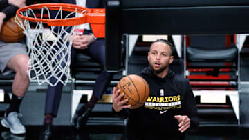 Stephen Curry pudo entrenar de manera limitada el jueves con el equipo