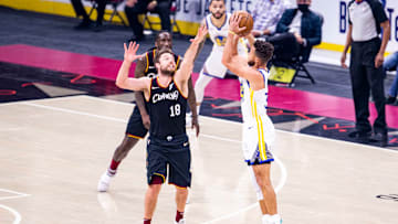Stephen Curry ha tenido que cargar con todo el peso ofensivo de los Warriors esta campaña
