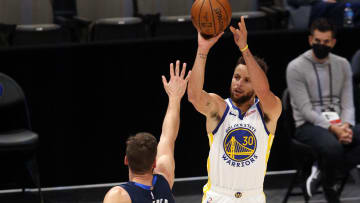 Curry estuvo letal ante Dallas