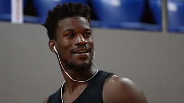 Jimmy Butler estuvo entrenando en su habitación en Orlando
