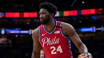 Joel Embiid anotó 24 puntos y usó la camiseta con el mismo número en honor a Kobe Bryant
