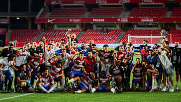 El club Granada celebrando