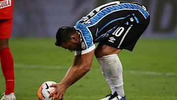 Com veteranos e promessas: veja 5 jogadores que podem se despedir de seus clubes sem ter encontrado a torcida no estádio. 