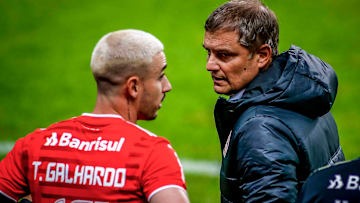 Thiago Galhardo foi titular no Paraguai no mês de maio
