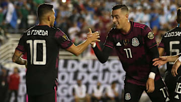 Orbelín Pineda y Rogelio Funes Mori festejando el último tanto de la selección mexicana.