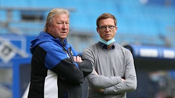 Zeigt sich mit den diesjährigen Transfers sehr zufrieden: Michael Mutzel (hier im Gespräch mit Horst Hrubesch)