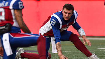 Johhnny Manziel se resbaló y estuvo cerca de un grave golpe