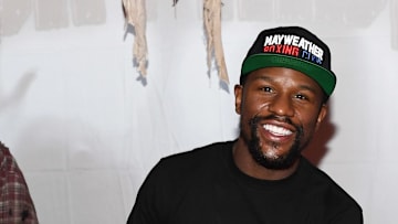 Mayweather tuvo en su cuadra de entrenamiento al campeón hondureño López