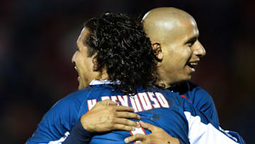 Hector Reynoso (L) of Mexico's Chivas de