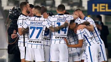 I nerazzurri festeggiano l'ultima vittoria del 2020 a Verona