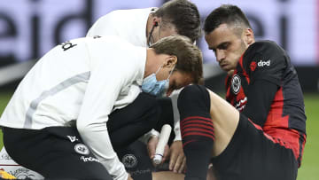 Filip Kostic nach seiner Verletzung im Spiel Eintracht Frankfurt gegen Hertha BSC