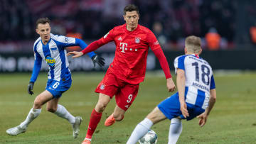 Erzielte im Hinspiel vier Treffer: Robert Lewandowski (m.)