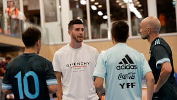 Constantino Vaporaki, Damian Stazzone y Marcos Senesi comparten una charla.