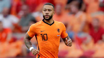 Memphis Depay foi anunciado neste sábado (19)