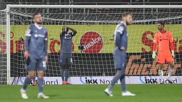 Fassungslosigkeit bei den HSV-Spielern nach dem Kieler Ausgleich in der Nachspielzeit Fassungslosigkeit bei den HSV-Spielern nach dem Kieler Ausgleich in der Nachspielzeit