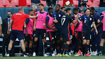 Jugadores de Estados Unidos celebran un gol.