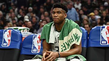Giannis Antetokounmpo sigue contemplando su futuro
