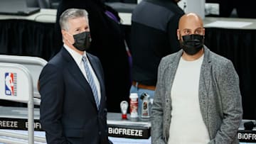 Stone, a la derecha, asumió las riendas de la gerencia de los Rockets antes del comienzo de la temporada 2020-21