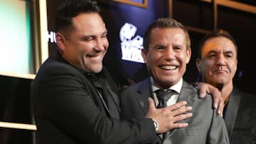 Julio César Chávez y Óscar De La Hoya se enfrentaron en el ring en los años 90